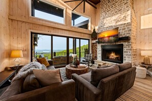 TV, fireplace - New Listing Discount-Luxury-Modern-Mountain and Lake View w/ Jacuzzi & Fireplace (Blue Ridge)