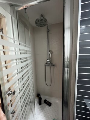 Shower, towels, toilet paper - APARTMENT 150m from the beach (València)