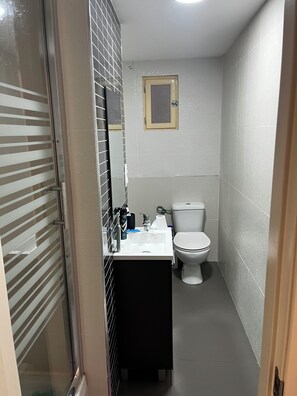 Shower, towels, toilet paper - APARTMENT 150m from the beach (València)