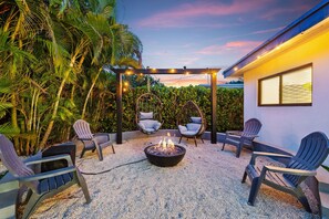 Terrace/patio - Sunshine Hideaway Villa | Pool ·Terrace ·Fire Pit  (North Miami Beach)
