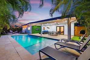 Outdoor pool - Sunshine Hideaway Villa | Pool ·Terrace ·Fire Pit  (North Miami Beach)