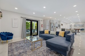 Comfort Room | Living area | 55-inch Smart TV with digital channels - Sunshine Hideaway Villa | Pool ·Terrace ·Fire Pit  (North Miami Beach)