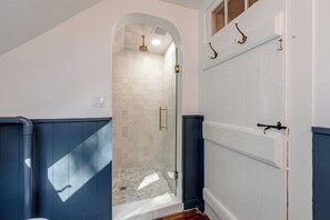 Hair dryer, towels, soap, toilet paper - Quiet Virginia Wine Country Retreat (Delaplane)