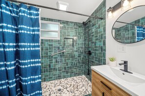 ヘアドライヤー、タオル、石鹸、トイレットペーパー