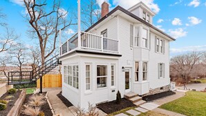 Exterior - Boutique Hotel-Style 3BR River View Retreat close to Spooky Nook & Downtown (Hamilton)