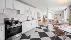 Private kitchen - Boutique Hotel-Style 3BR River View Retreat close to Spooky Nook & Downtown (Hamilton)