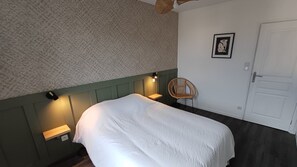 Room - Gîte du Prieuré, Maison de Caractère - 6 people - 3 bedrooms  (Nueil-les-Aubiers)