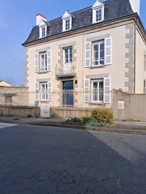 Exterior - Gîte du Prieuré, Maison de Caractère - 6 people - 3 bedrooms  (Nueil-les-Aubiers)