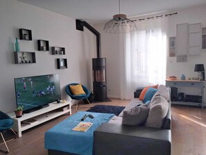 Living area - Vrbo Property (Nueil-les-Aubiers)