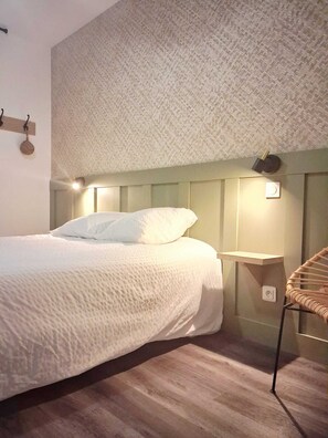 Room - Vrbo Property (Nueil-les-Aubiers)