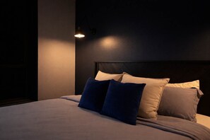 1 chambre, bureau, fer et planche à repasser, lit de bébé portatif
