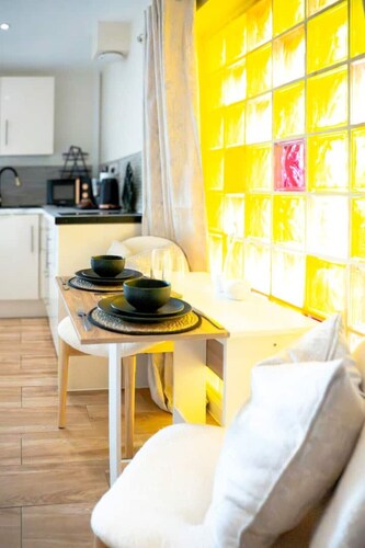 City-Centre Gem | Modern Top-Floor Retreat