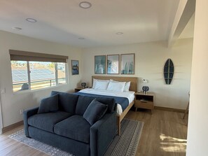 9 bedrooms, desk, iron/ironing board, travel cot - Pacific Tides -Entire 9-Unit Apartment Complex w/ Parking + A/C in Pacific Beach (San Diego)