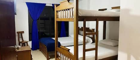 Chambre familiale, balcon, vue sur la montagne | Fer et planche Ă repasser, accĂšs au Wi-Fi (inclus)