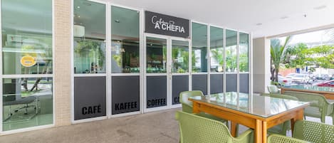 ベーシック アパートメント | 屋外ダイニングエリア