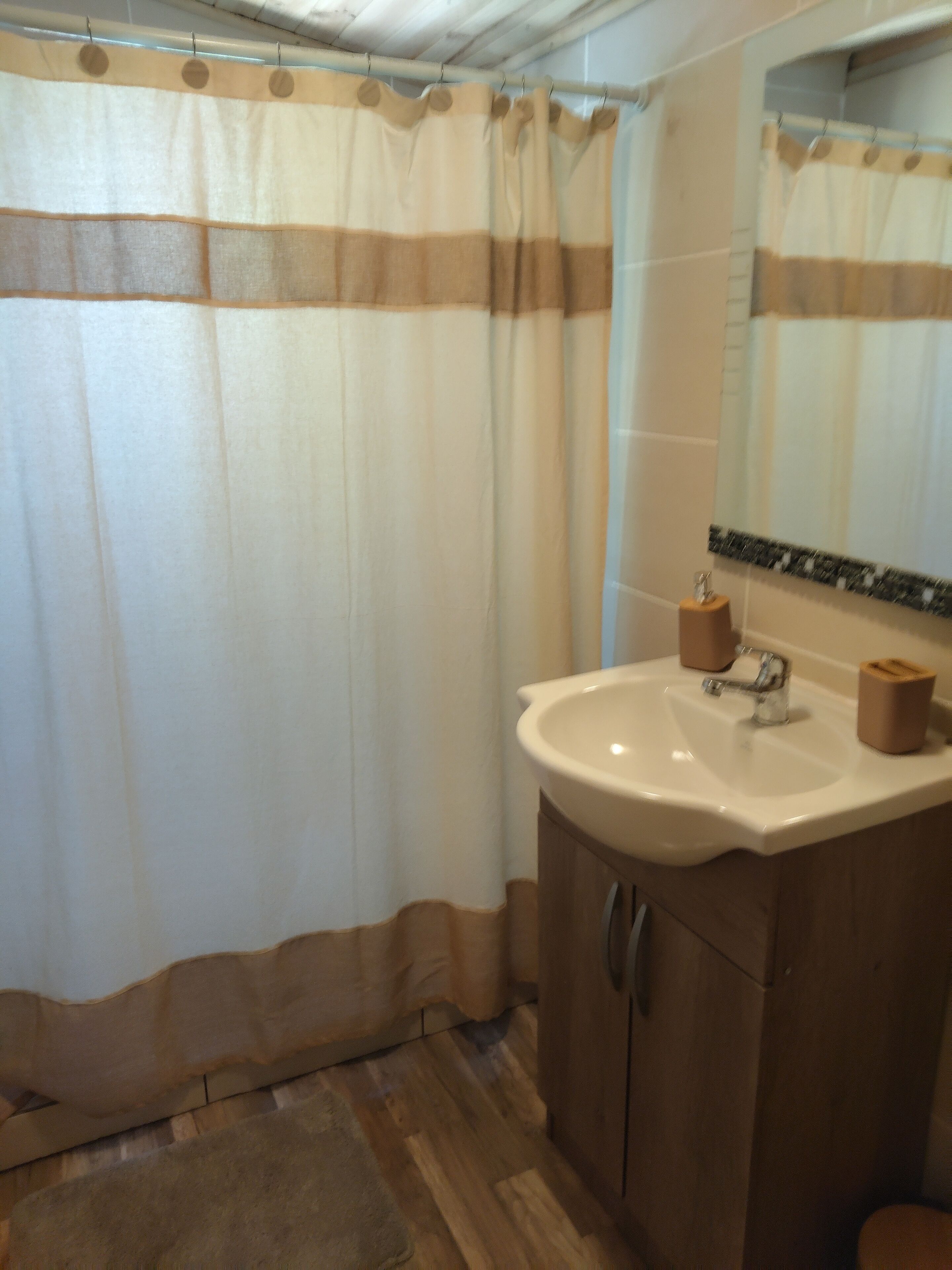 Serviettes fournies, savon, papier toilette