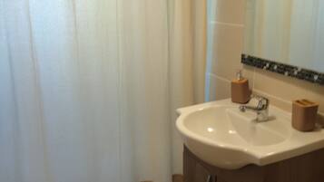 Serviettes fournies, savon, papier toilette