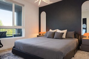 1 chambre, bureau, fer et planche à repasser, lit parapluie