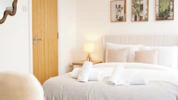 6 bedrooms, iron/ironing board, travel cot, WiFi