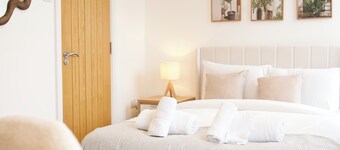 Spacious 6-Bed En-suite Home, 5-Min Walk to Tube