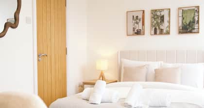 Spacious 6-Bed En-suite Home, 5-Min Walk to Tube
