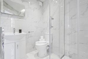 Hårtørrer, håndklæder, Sæbe, Toiletpapir
