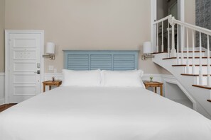 1 bedroom, iron/ironing board, WiFi, bed sheets - Renovated, Charming Loft, Steps to Waterfront Park (Charleston)