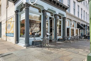 Outdoor dining - Renovated, Charming Loft, Steps to Waterfront Park (Charleston)