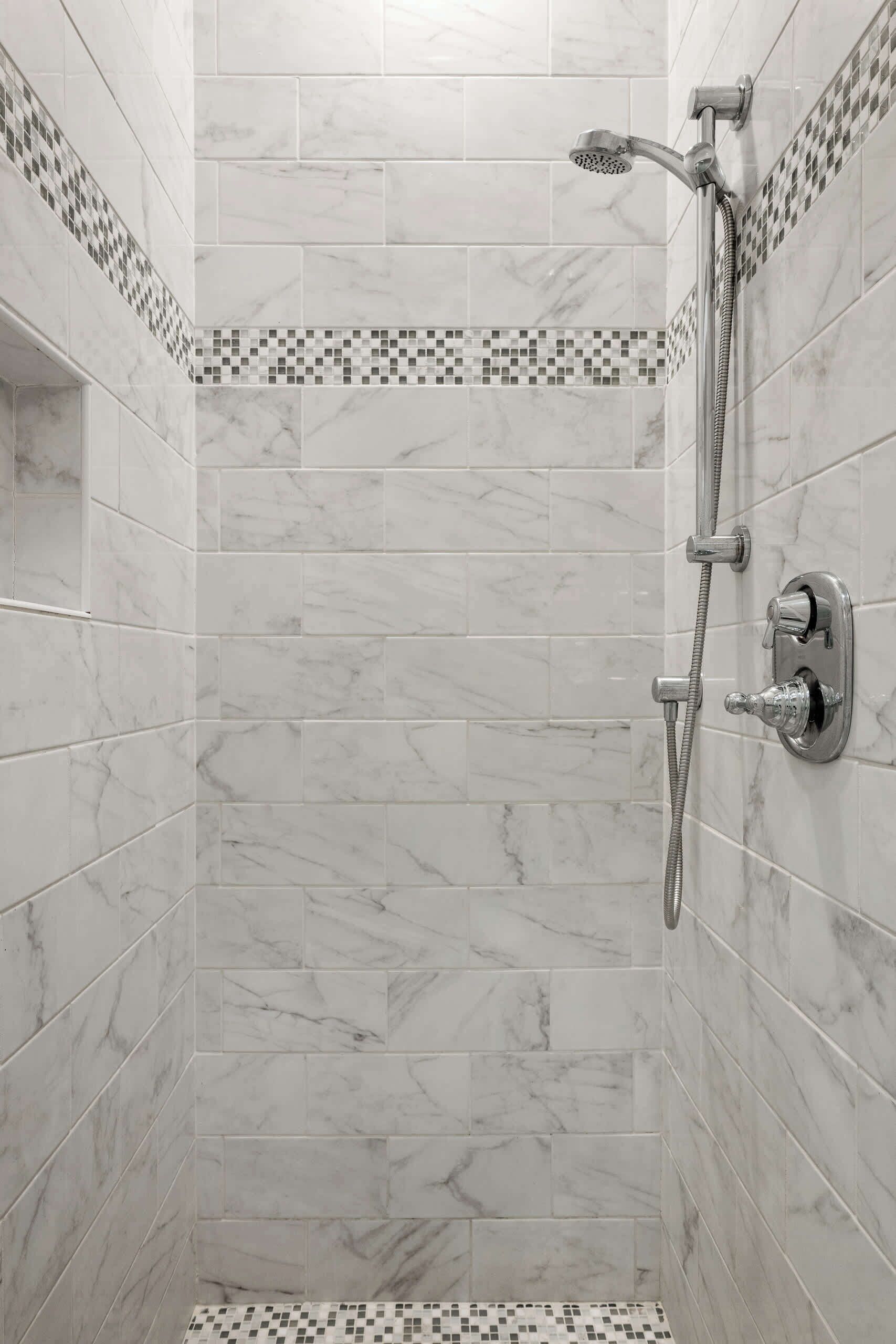Douche, sèche-cheveux, serviettes fournies, shampoing