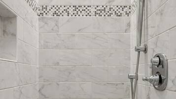 Douche, sèche-cheveux, serviettes fournies, shampoing