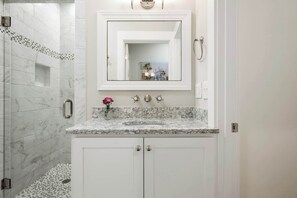 Shower, hair dryer, towels, shampoo - PRIME + Rare Location, Restored 1800s Modern Stay (Charleston)