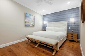 2 bedrooms, iron/ironing board, travel cot, WiFi - PRIME + Rare Location, Restored 1800s Modern Stay (Charleston)