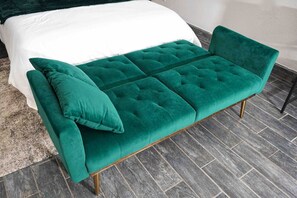 Escritorio, tabla de planchar con plancha, wifi gratis y ropa de cama 