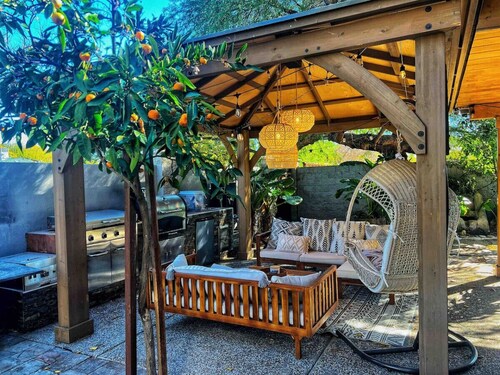 Modern Studio Near Stadium - Hot Tub - BBQ