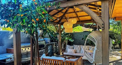 Modern Studio Near Stadium - Hot Tub - BBQ