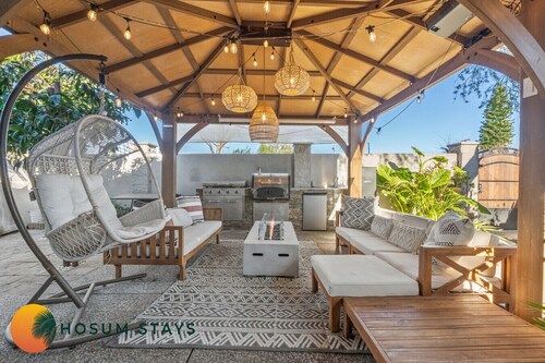 Modern Studio Near Stadium - Hot Tub - BBQ