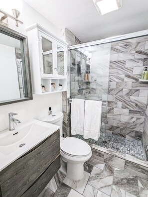 Hair dryer, towels, soap, shampoo - San Jose Studio • Near SJSU • BBQ & EV (San Jose)