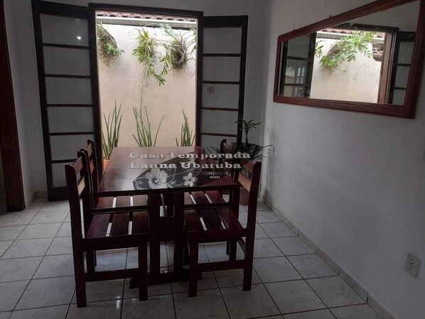 Dining - Vacation home in Ubatuba, 10 minutes walk from the beach. (Ubatuba)