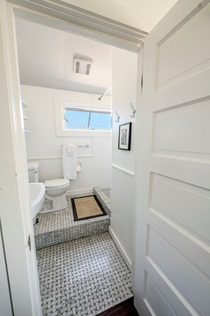 Haartrockner, Handtücher, Seife, Toilettenpapier