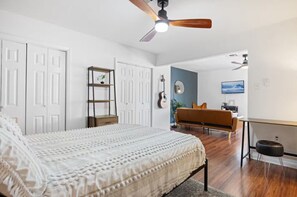 Desk, iron/ironing board, free WiFi, bed sheets - Houston Heights Loft • Gold Yard • Pet-Friendly • BBQ (Houston)