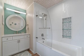 Apartment, Mehrere Betten (Sandprints A8) | Badezimmer