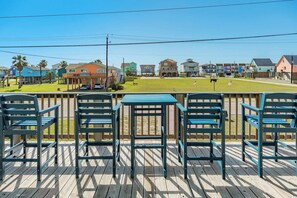 Outdoor dining - Surfside Beach House: Ocean & Bay Views (Freeport)