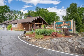 Exterior - Queen Serenity Escape (Hendersonville)
