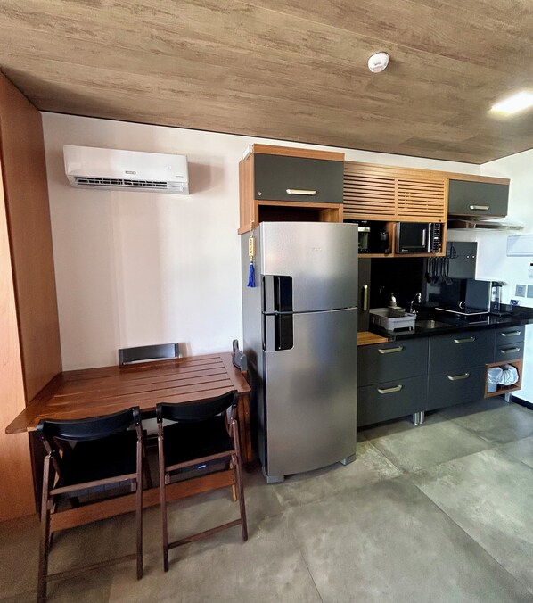 Microwave, oven, stovetop - New Time Building - Apartment 1016, Beira Mar, Pajuçara - Maceió/AL (Maceió)