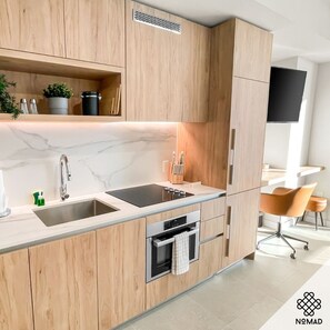 Fridge, microwave, oven, stovetop - Luxury 31st floor Modern Studio Miami Worldcenter (Miami)