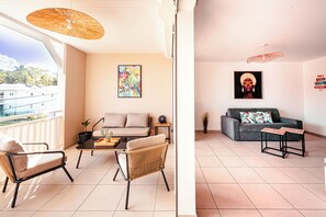 TV - New T2 with terrace 300 meters from the beach, anse à l'âne, les 3 ilets (Les Trois-Îlets)