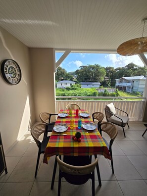 Outdoor dining - Vrbo Property (Les Trois-Îlets)