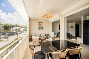 Outdoor dining - New T2 with terrace 300 meters from the beach, anse à l'âne, les 3 ilets (Les Trois-Îlets)