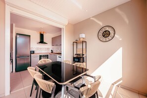 Fridge, microwave, oven, stovetop - New T2 with terrace 300 meters from the beach, anse à l'âne, les 3 ilets (Les Trois-Îlets)