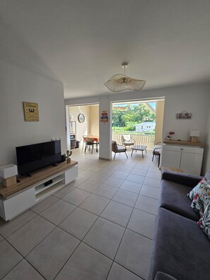 Living area - New T2 with terrace 300 meters from the beach, anse à l'âne, les 3 ilets (Les Trois-Îlets)